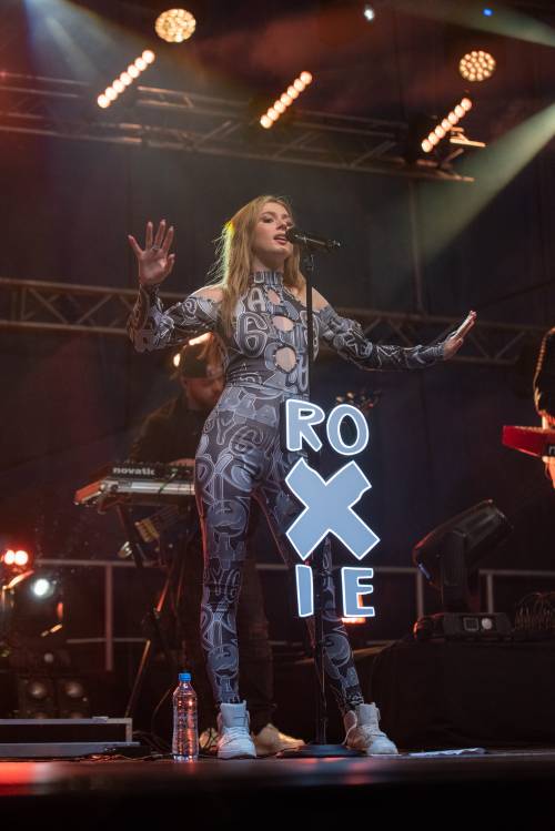 Zdjęcie przedstawia koncert Roxie Węgiel w pierwszy weekend Faktorii Kultury